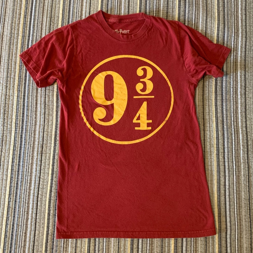 Warner Bros Harry Potter Hogwarts Express Platform 9 3/4 Red T-shirt Youth Small